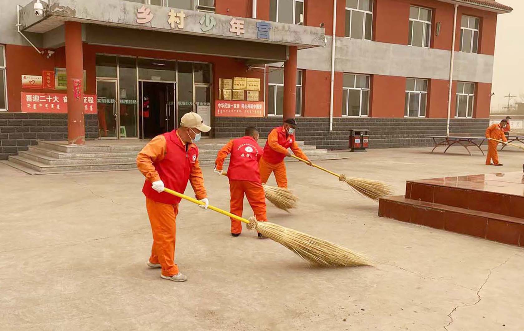 養(yǎng)護工區(qū)聯(lián)合屬地單位開展學(xué)雷鋒活動 馬若冰攝 (3).jpg