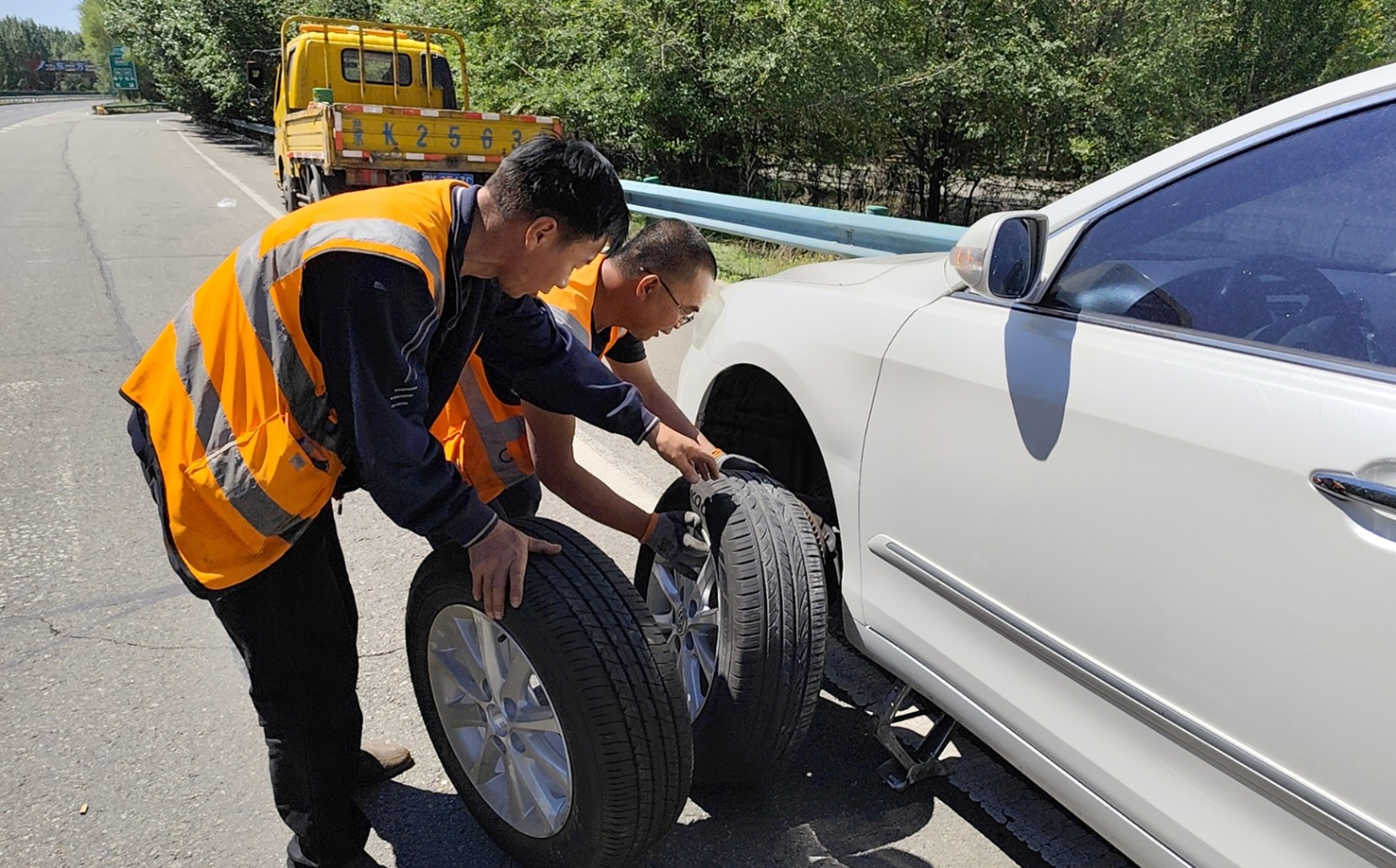 鑫達(dá)工區(qū)員工助力故障車輛脫困 馬若冰 (2).jpg